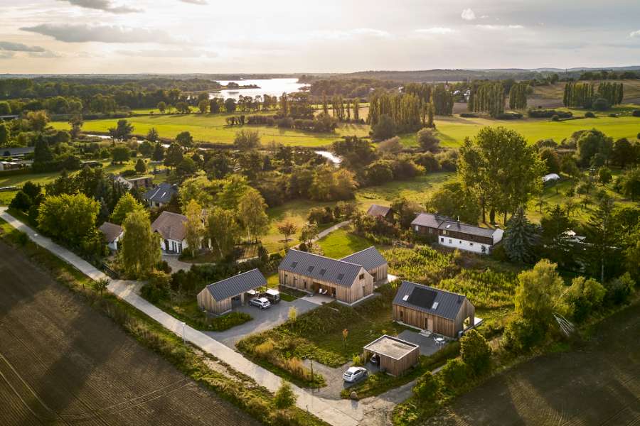Roen sænker sig under ståltag på idyllisk naturgrund, Fischerstraße 11d, 14778 Päwesin, Tyskland